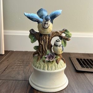 7.5" Royal Crown PORCELAIN BLUE JAYS MUSIC BOX Plays Theme to LOVE STORY Birds
